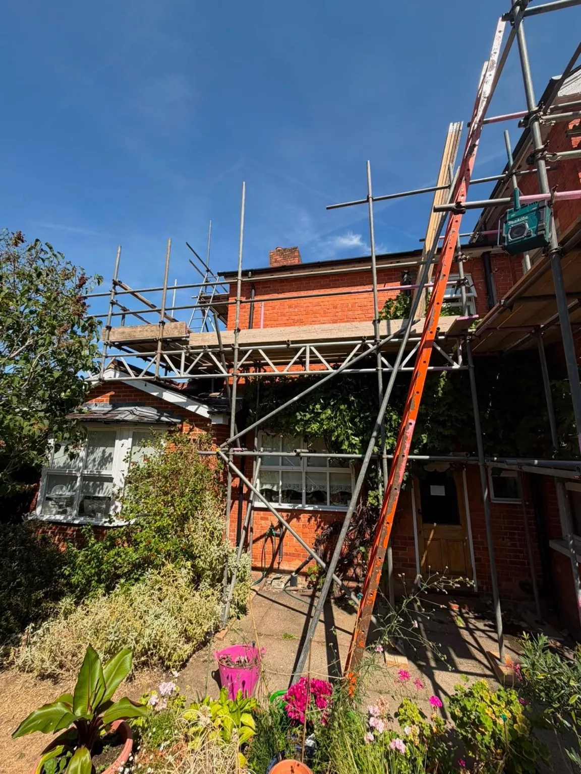 View from below of the aluminium beam supporting the working lift over the rear extension